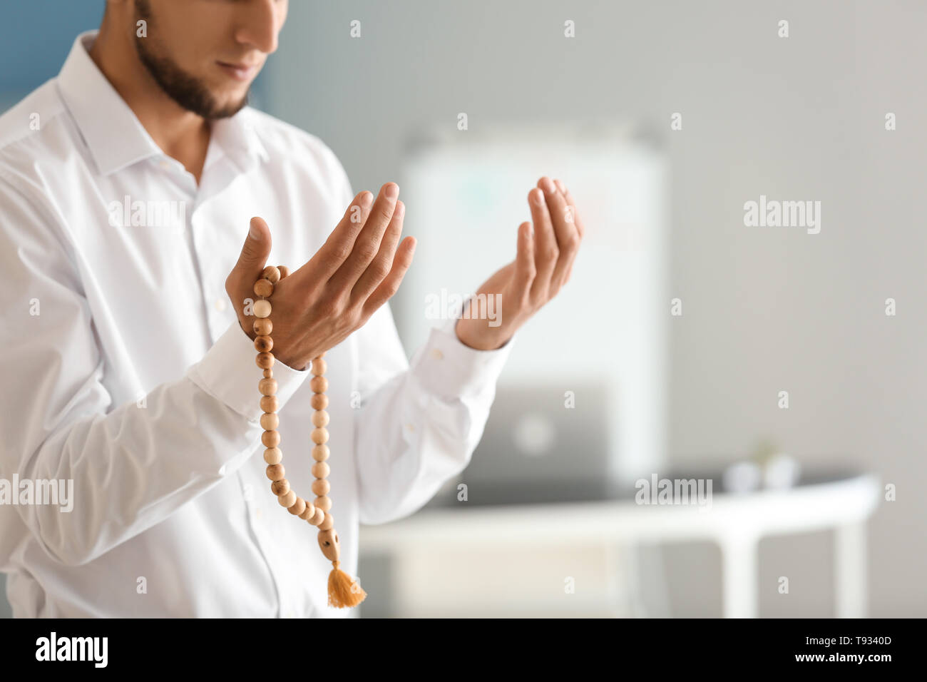 Islamic man praying beads hi-res stock photography and images - Alamy