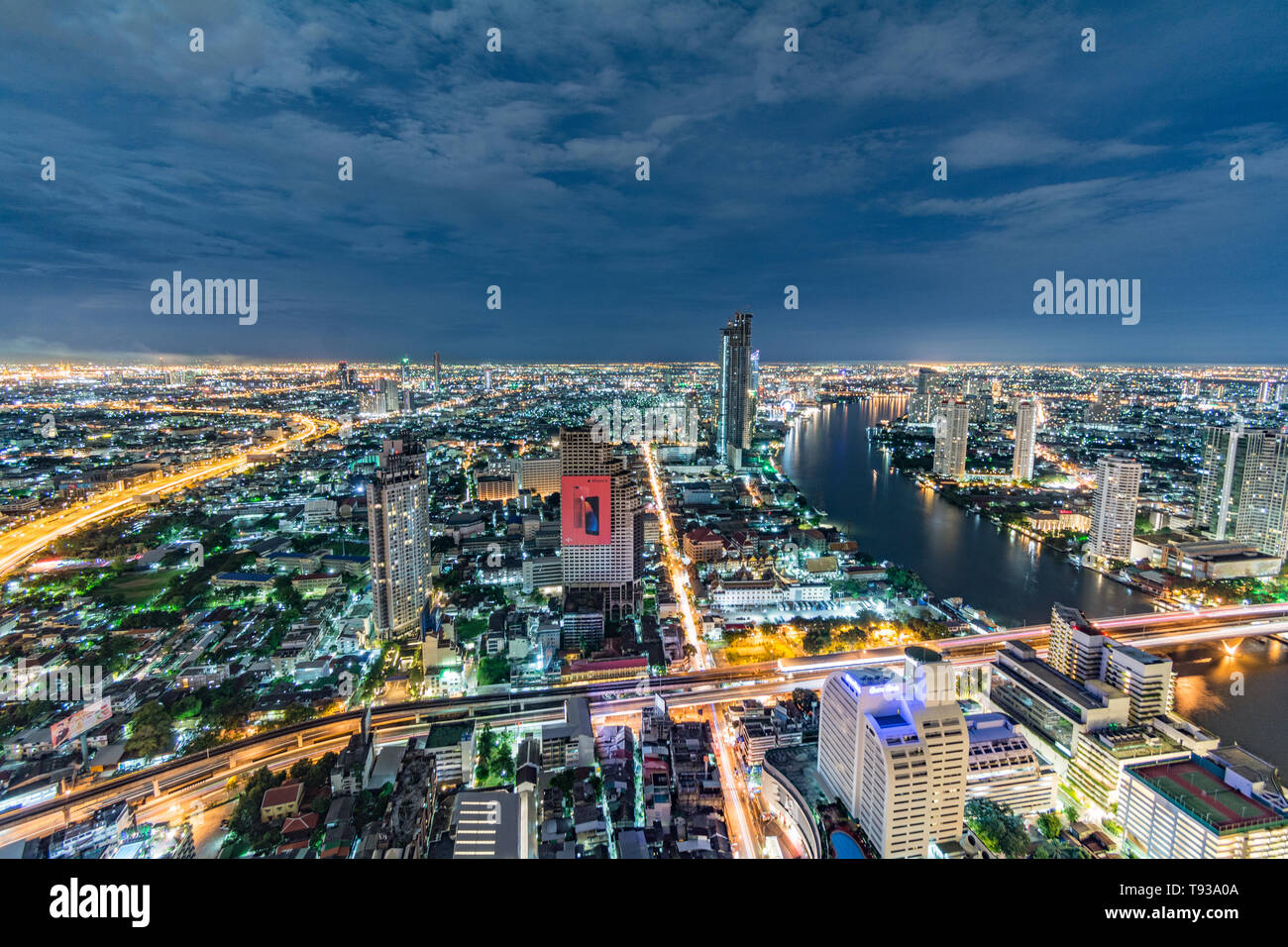 Bangkok bei Nacht mit Hochhäusern und schöne Lichter Stock Photo