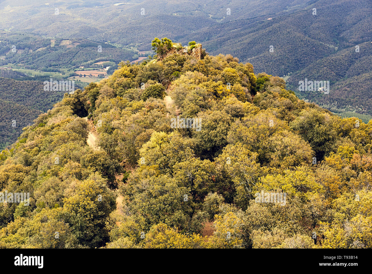 Medieval hill top castle hi-res stock photography and images - Alamy