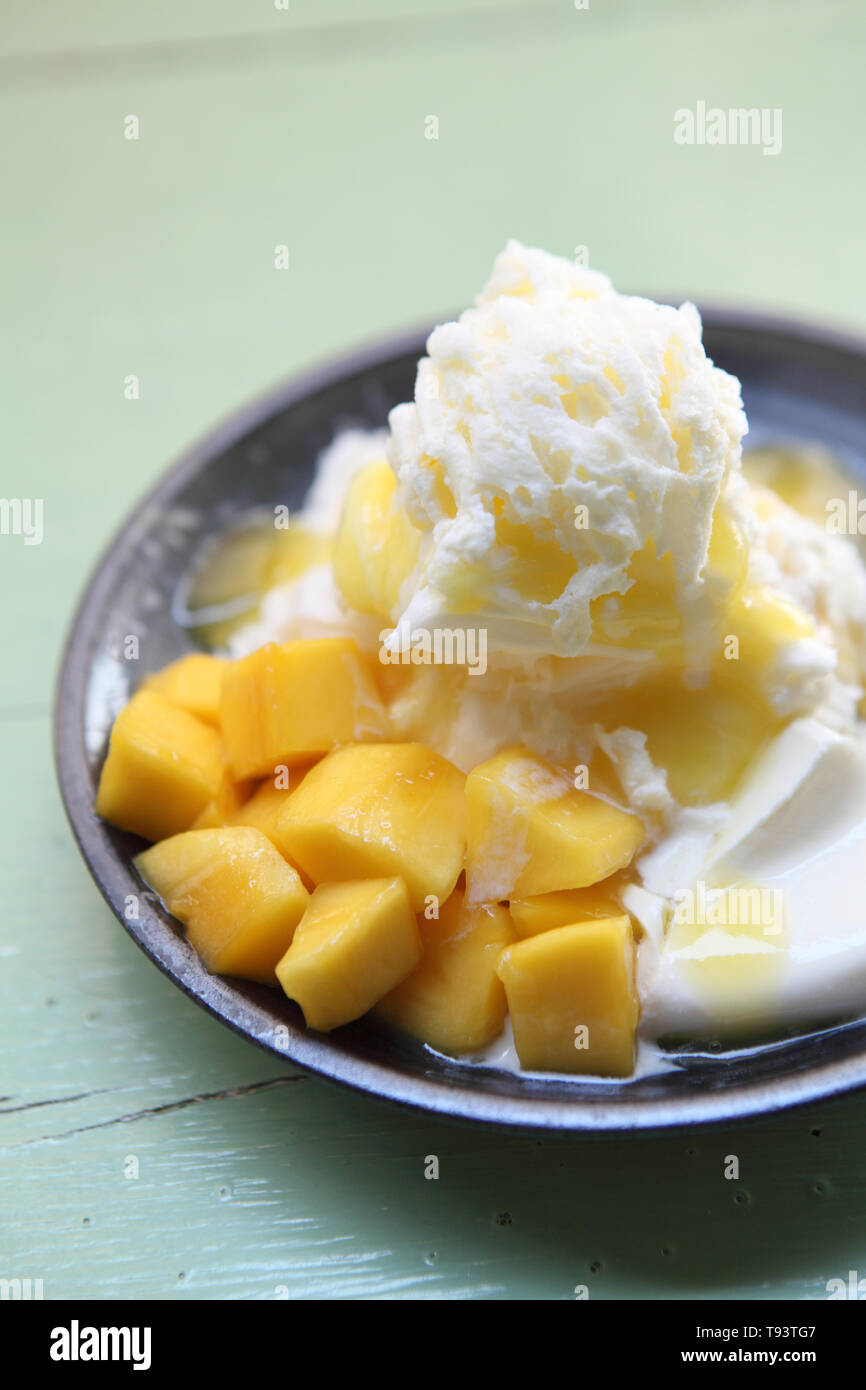 Shaved Ice dessert with Fresh Mango Stock Photo Alamy