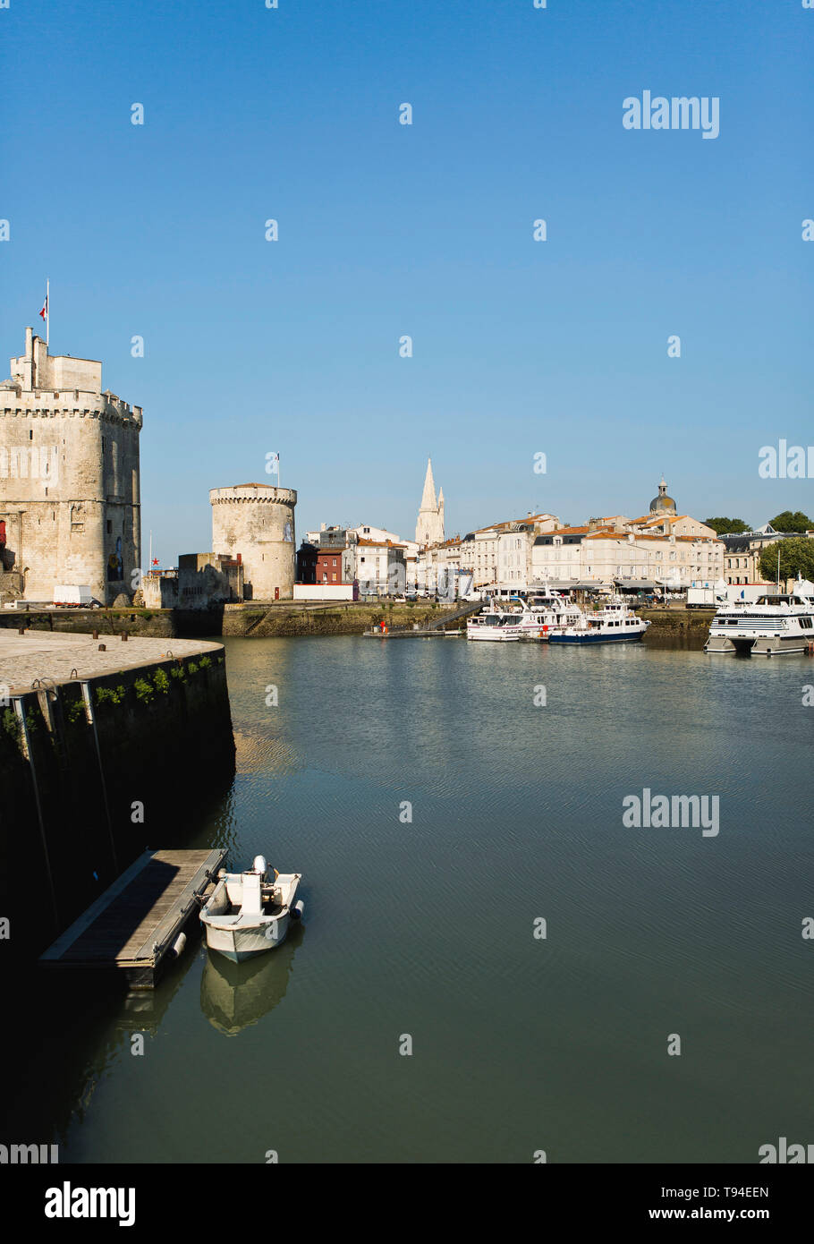 La Rochelle (central western France): towers at the entrance to the Old Harbour. The two towers 'tour de la Chaine (right) and 'tour Saint-Nicolas' (l Stock Photo