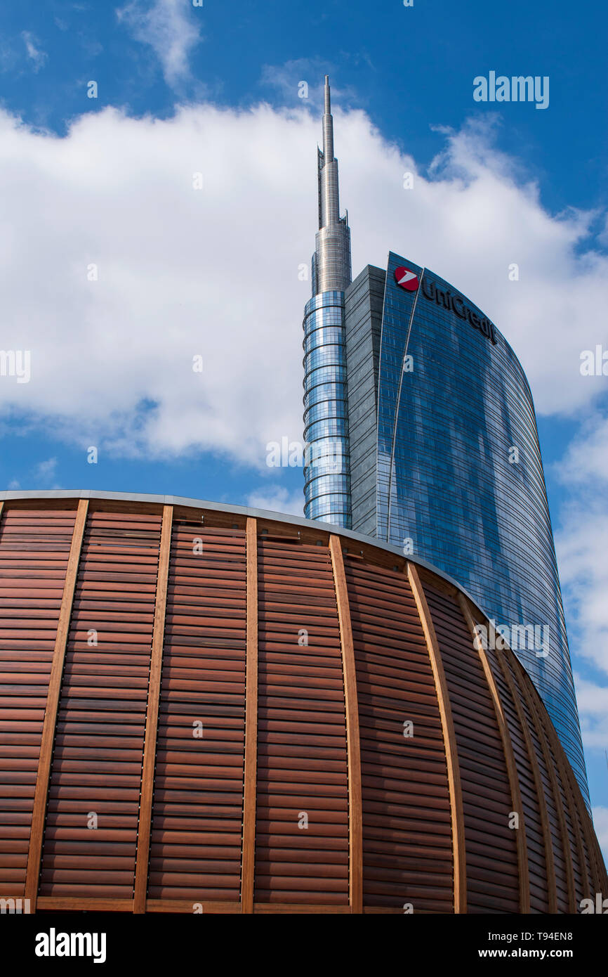 Milan, Italy: the Unicredit Pavilion (IBM Studios) and the Unicredit skyscraper, the tallest skyscraper in Italy in the new Porta Nuova neighborhood Stock Photo