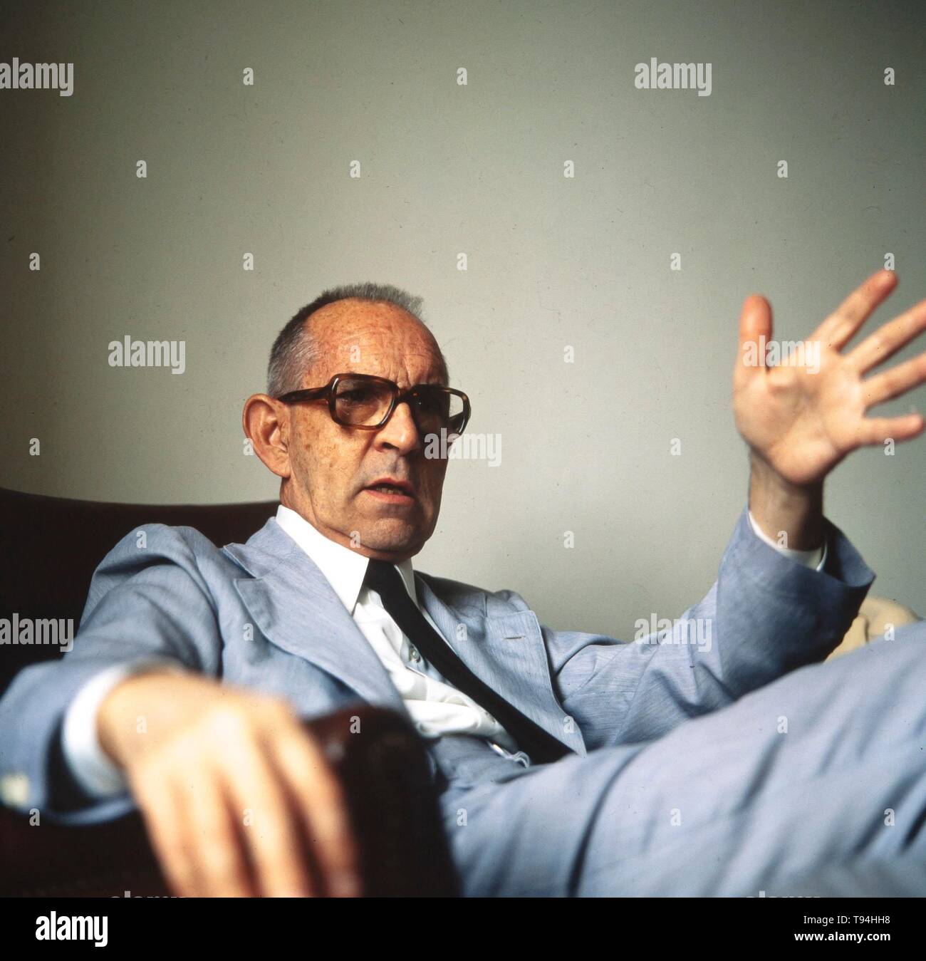 El poeta y novelista Salvador Espriu, año 1981 Stock Photo Alamy