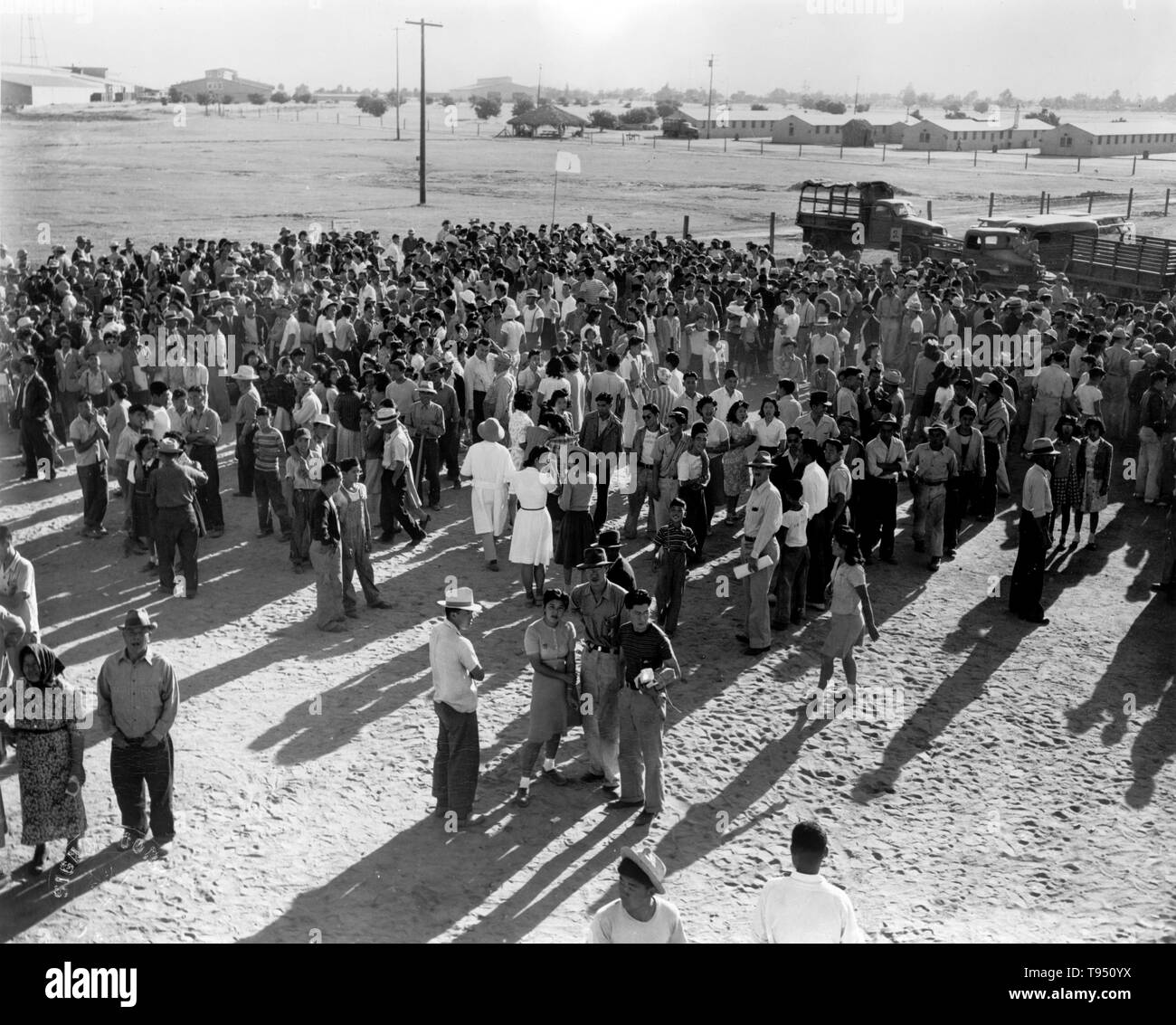 Japanese internment camp wwii Black and White Stock Photos & Images - Alamy