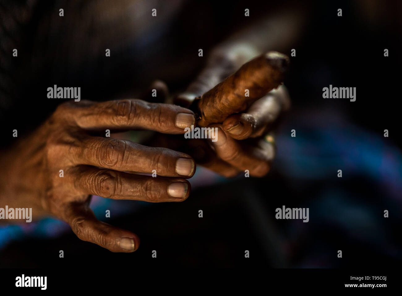 Cigar roller hi-res stock photography and images - Page 3 - Alamy