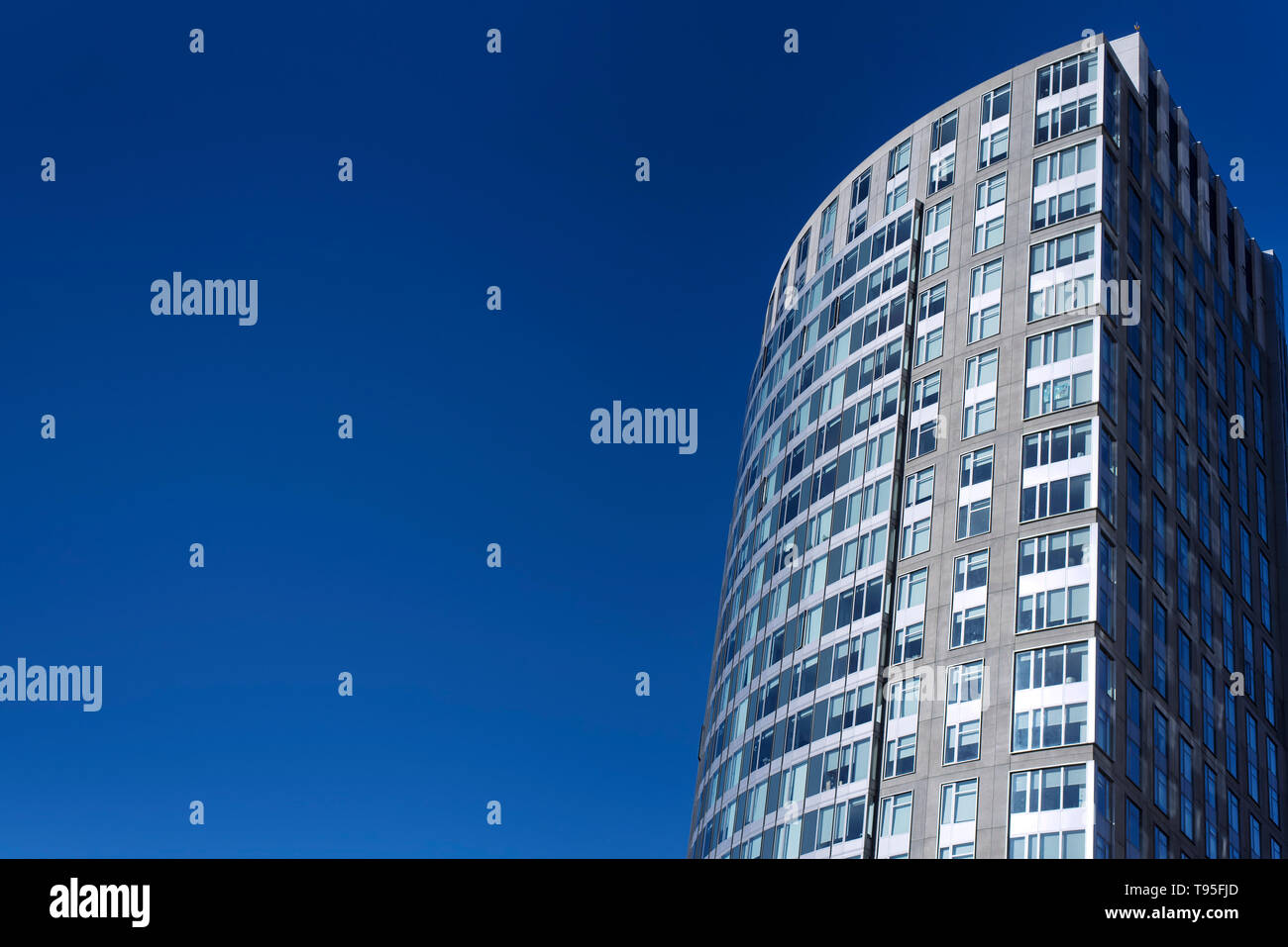 Modern skyscraper blue sky hi-res stock photography and images - Alamy
