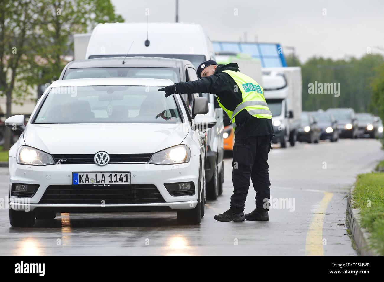 https://c8.alamy.com/comp/T95HWP/rozvadov-czech-republic-16th-may-2019-a-czech-police-exercise-began-today-on-the-border-with-germany-focusing-on-a-possible-re-introduction-of-border-controls-with-12-crossings-in-the-west-bohemian-plzen-region-czech-republic-may-16-2019-the-exercise-will-last-until-friday-and-some-1200-people-will-participate-including-soldiers-firefighters-customs-officers-prison-service-and-healthcare-representatives-as-well-as-12-german-personnel-credit-miroslav-chaloupkactk-photoalamy-live-news-T95HWP.jpg