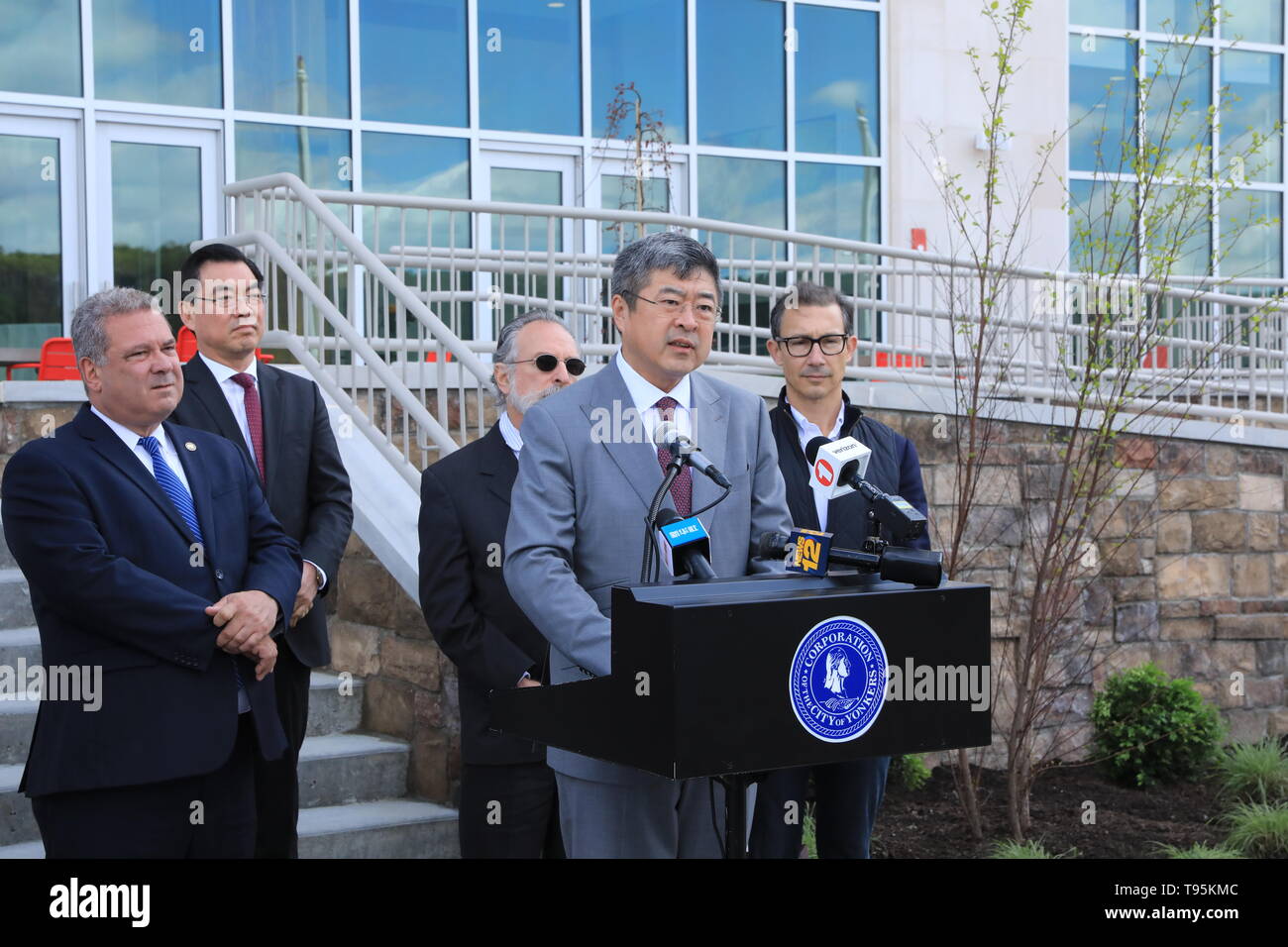 (190516) -- NEW YORK, May 16, 2019 (Xinhua) -- Yuan Ning (2nd R), board chairman and president of China Construction America, gives a speech during a ribbon-cutting ceremony in the city of Yonkers, in the U.S. state of New York, on May 15, 2019. A China-invested residential building officially opened on Wednesday in the city of Yonkers, in the U.S. state of New York. The River Club at Hudson Park, a 214-unit luxury apartment building, is a public-private partnership project developed by China Construction America (CCA) since 2015. It helped complete the three-phased Hudson Park development pla Stock Photo