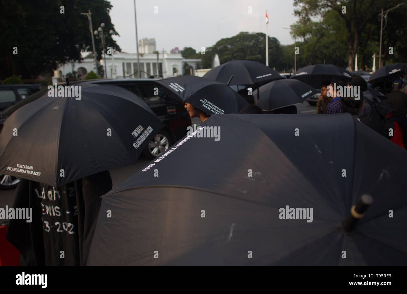 Jakarta, Jakarta, Indonesia. 16th May, 2019. Demonstrators seen with black umbrellas during the protest.The Victim Solidarity Network for Justice (JSKK) held a silent protest in front of the Presidential Palace in Jakarta. The act is commonly known as Aksi Kamisan and this was its 586th day and the demand is for the President to resolve human rights violations in the May 1998 Tragedy: Trisakti - Semanggi I - Semanggi II and May 13-15 1998 Riots. Credit: Nick Hanoatubun/SOPA Images/ZUMA Wire/Alamy Live News Stock Photo