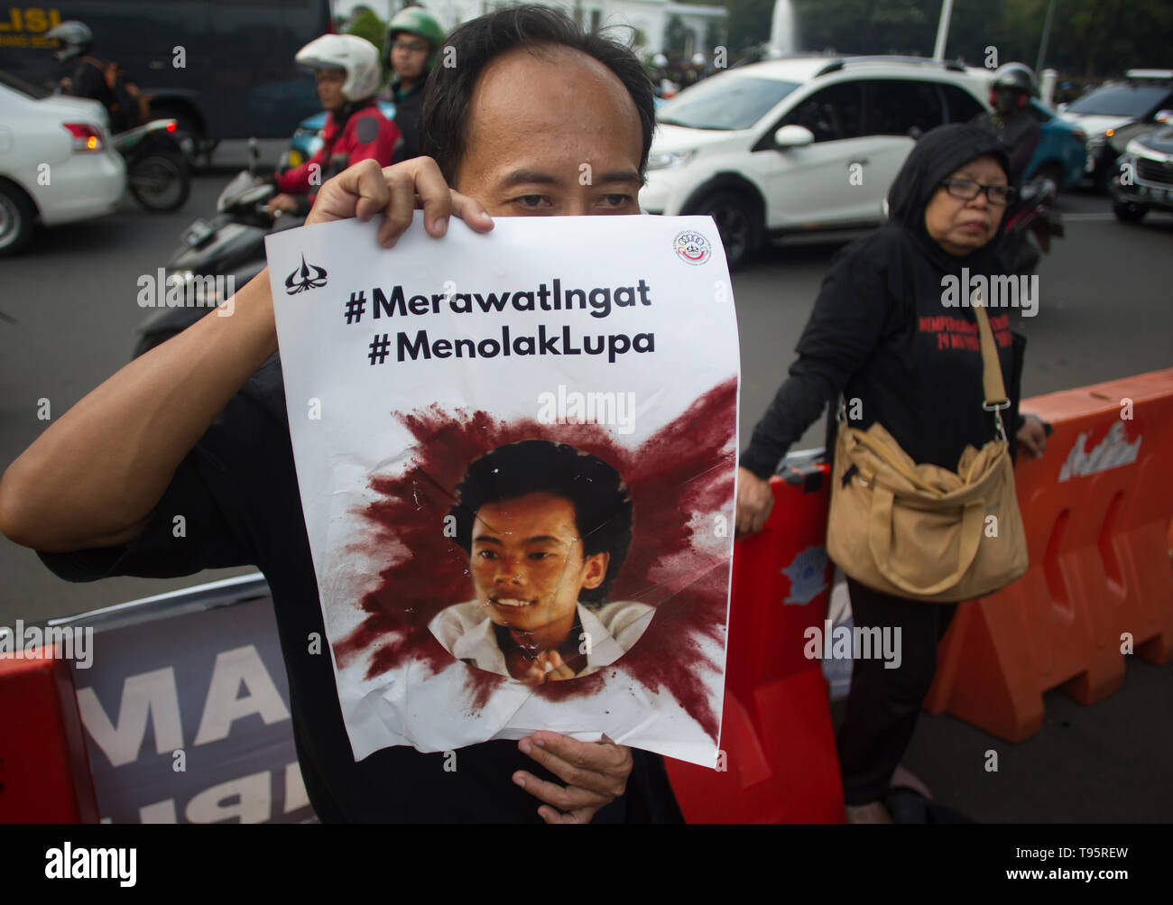 Jakarta, Jakarta, Indonesia. 16th May, 2019. A demonstrator seen with a poster of a Munir and Benardinus Irawan victims of human rights violations during the protest.The Victim Solidarity Network for Justice (JSKK) held a silent protest in front of the Presidential Palace in Jakarta. The act is commonly known as Aksi Kamisan and this was its 586th day and the demand is for the President to resolve human rights violations in the May 1998 Tragedy: Trisakti - Semanggi I - Semanggi II and May 13-15 1998 Riots. Credit: Nick Hanoatubun/SOPA Images/ZUMA Wire/Alamy Live News Stock Photo