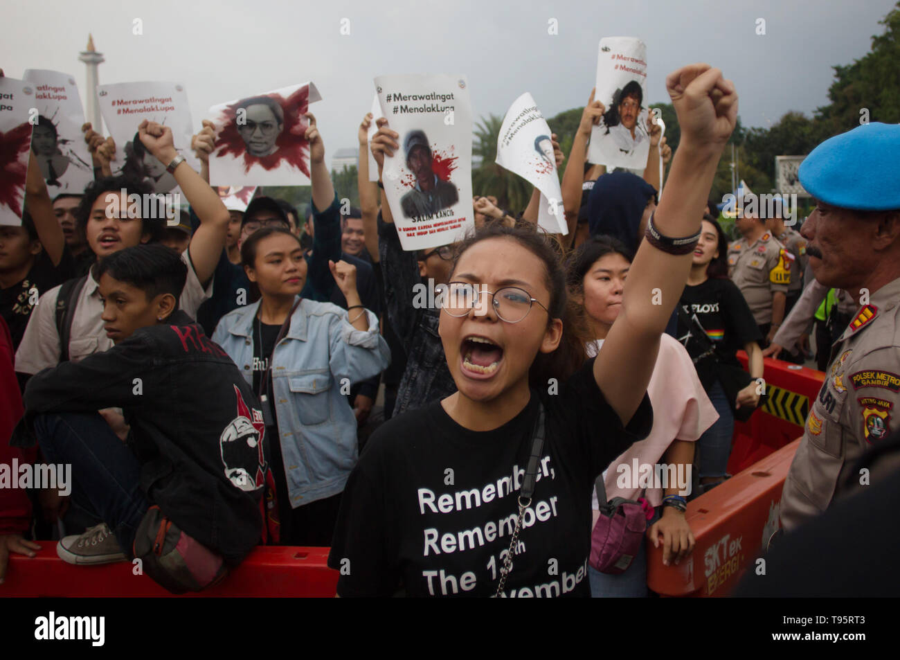 Jakarta, Jakarta, Indonesia. 16th May, 2019. A woman seen shouting during the protest.The Victim Solidarity Network for Justice (JSKK) held a silent protest in front of the Presidential Palace in Jakarta. The act is commonly known as Aksi Kamisan and this was its 586th day and the demand is for the President to resolve human rights violations in the May 1998 Tragedy: Trisakti - Semanggi I - Semanggi II and May 13-15 1998 Riots. Credit: Nick Hanoatubun/SOPA Images/ZUMA Wire/Alamy Live News Stock Photo