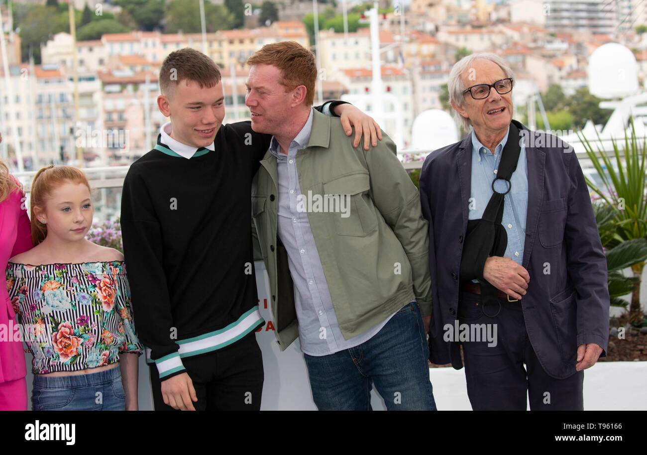 Cannes, France. 17th May, 2019. Katie Proctor (l-r), Rhys Stone, Kris Hitchen and Ken Loach pose at the photocall of 'Sorry We Missed you' during the 72nd Cannes Film Festival at Palais des Festivals in Cannes, France, on 17 May 2019. | usage worldwide Credit: dpa/Alamy Live News Stock Photo