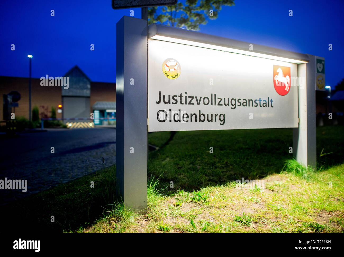 Oldenburg, Germany. 16th May, 2019. A sign stands in front of the prison ( JVA) in the district Kreyenbrück. The public prosecutor's office has  accused the former nurse Niels Högel, who is accommodated
