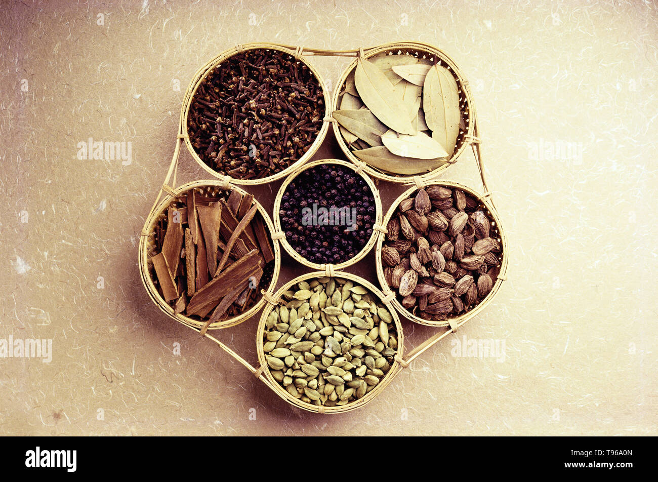 SPICES OF INDIA, CLOVES, CARDAMOM, BLACK PEPPER, CINNAMON, Bay leaves