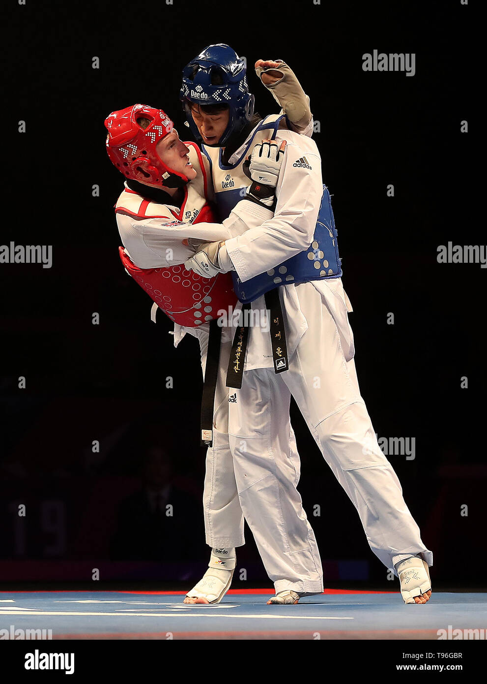 Great Britain S Bradly Sinden Left On His Way To Winning His Semi Final Match Against Korea S Dae Hoon Lee During Day Two Of The World Taekwondo Championships At Manchester Arena Stock Photo