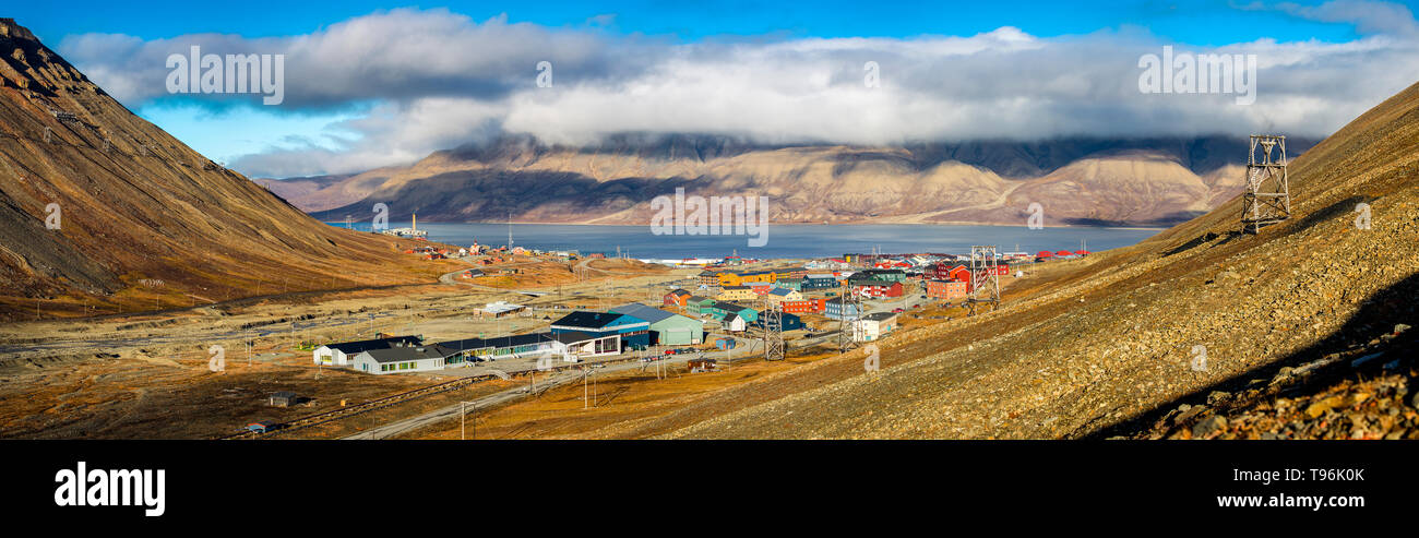 Hiking along the mountains - View over Longyearbyen and adventdalen fjord from above - the most Northern settlement in the world. Svalbard, Norway Stock Photo
