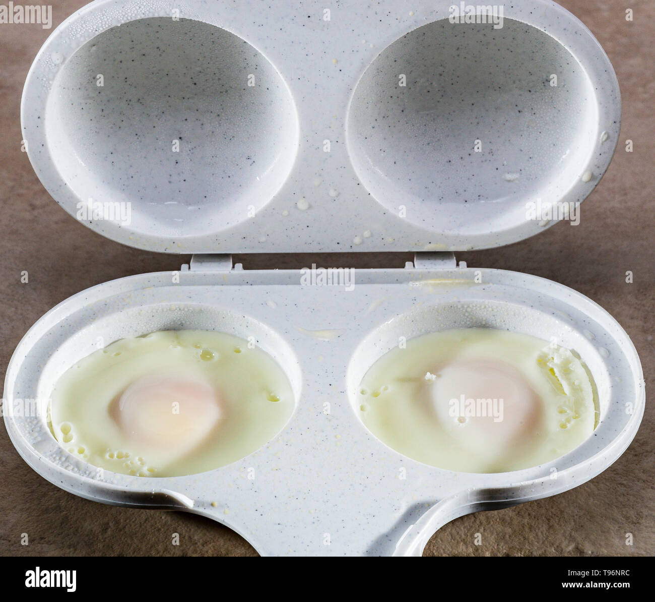 https://c8.alamy.com/comp/T96NRC/microwave-two-egg-cooker-with-two-cooked-eggs-T96NRC.jpg