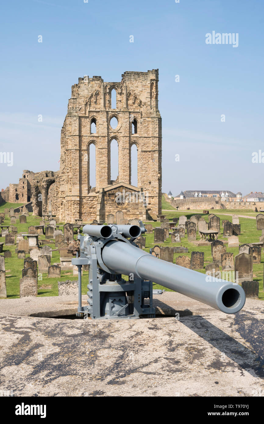 Vickers 6 inch coastal artillery breech loading gun Tynemouth battery with the  Priory in the background, north east England, UK Stock Photo