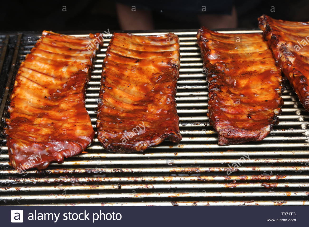 https://c8.alamy.com/comp/T971TG/racks-of-ribs-on-a-large-grill-during-the-toronto-ribfest-in-toronto-ontario-canada-T971TG.jpg