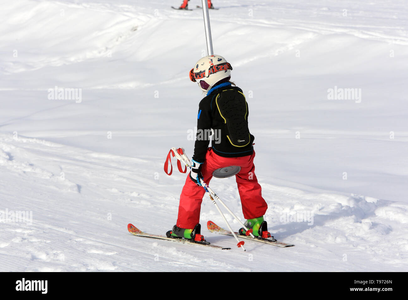 Jeune enfant sur un tire-fesse. Plaine-Joux. Haute-Savoie. France. Stock Photo