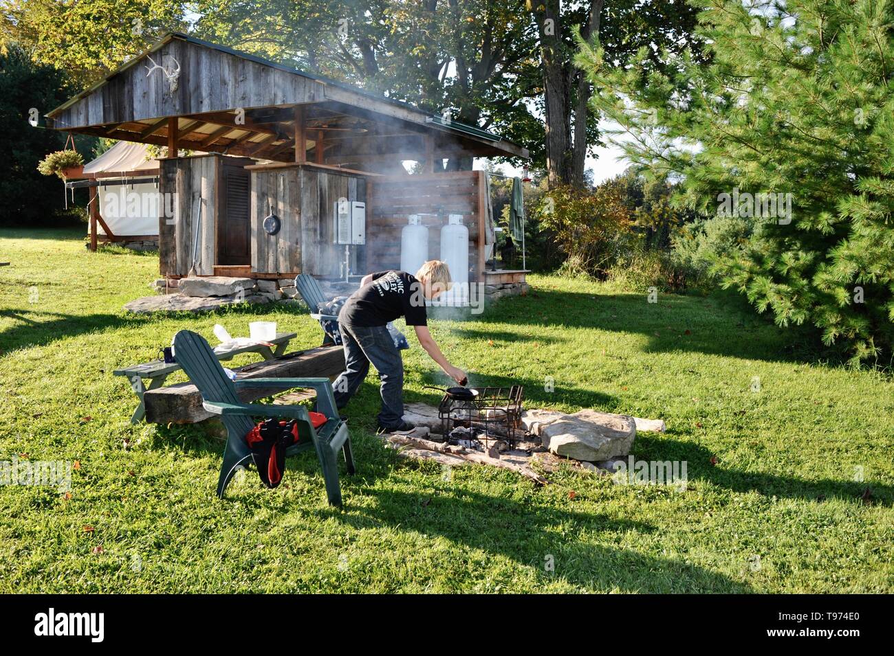 Outdoor kitchen facilities, stove, table, pans and pots, for 'glamping' (glamorous camping) experience at Campbell Farm, Fort Hill, Pennsylvania USA Stock Photo