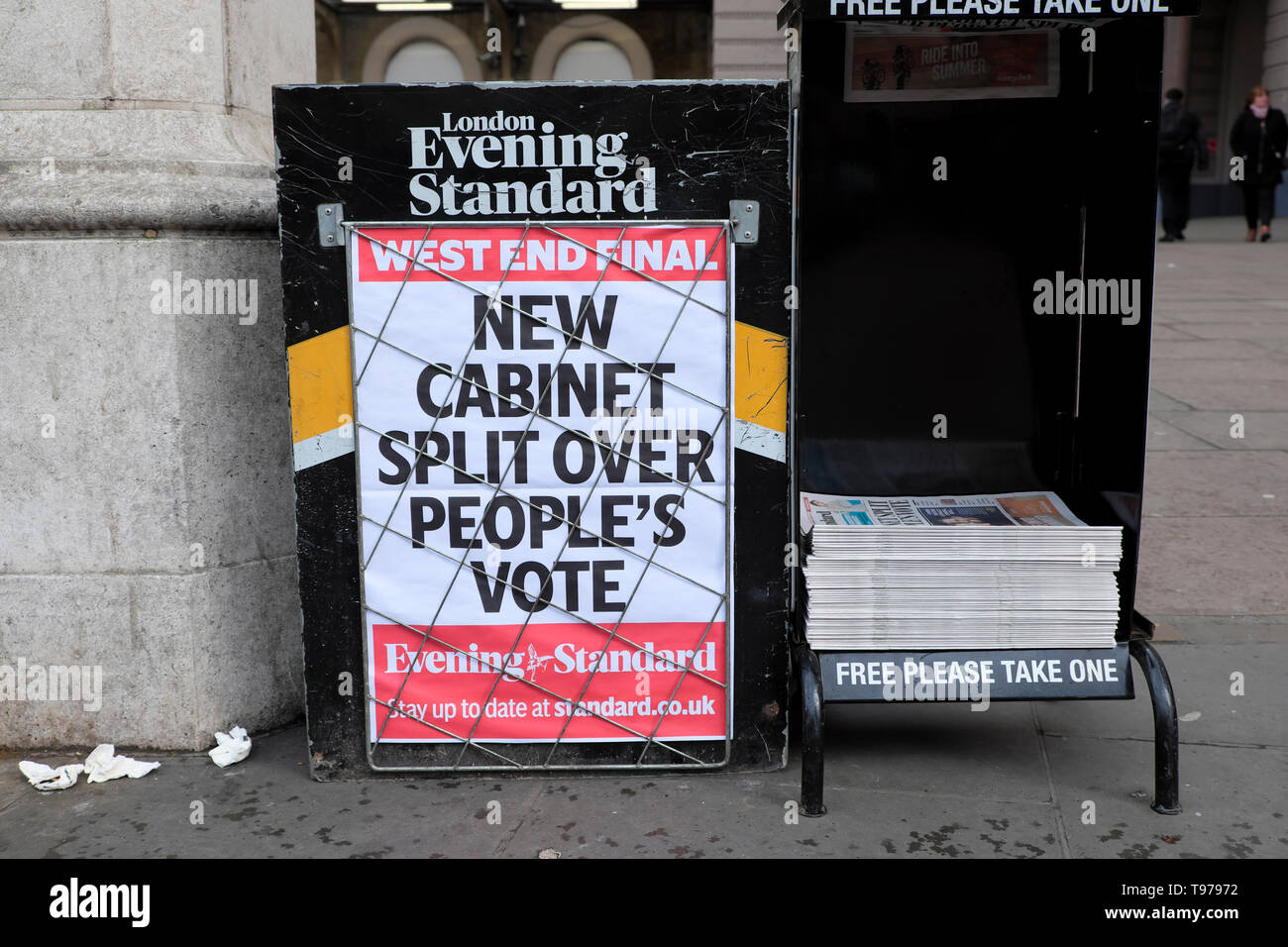 Evening Standard newspaper headline on poster 'New Cabinet Split Over People's Vote'  Westminster London England UK  KATHY DEWITT Stock Photo