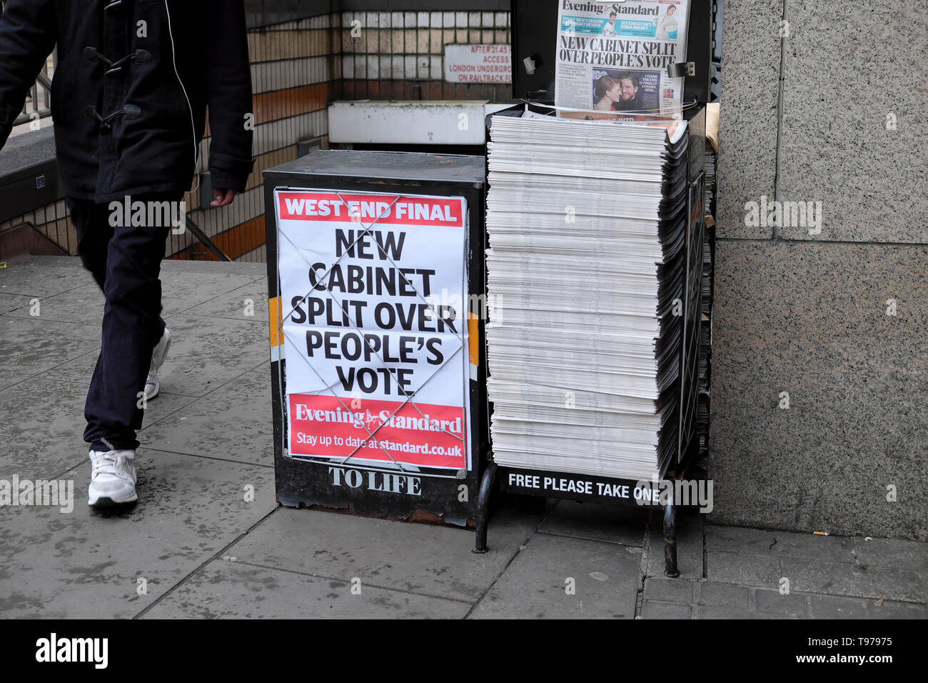 Evening Standard newspaper headline on poster 'New Cabinet Split Over People's Vote'  Westminster London England UK  KATHY DEWITT Stock Photo