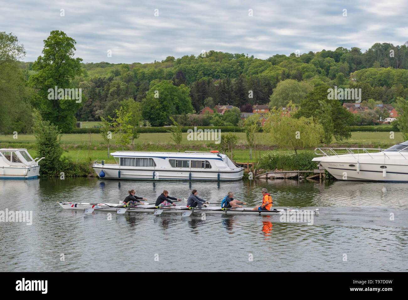 Rowing crew on the River Thames in the village of Pangbourne in Berkshire, UK Stock Photo