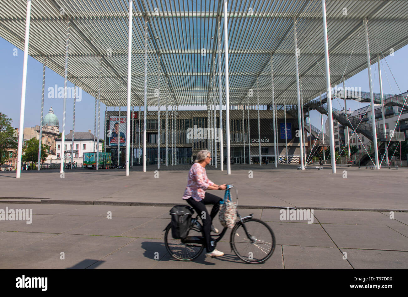 Überdachter Vorplatz der Stadsschouwburg, Theater,   in der Innenstadt von Antwerpen, Flandern, Belgien, Freizeit am Hafen, Stock Photo