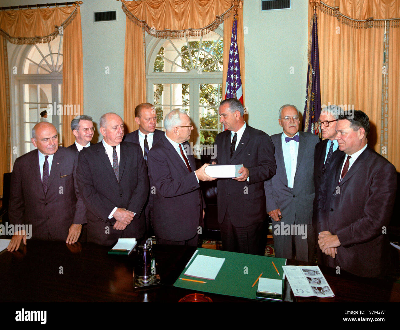 Warren Commission presenting report on assassination of John F. Kennedy to Lyndon Johnson. September 24, 1964 Stock Photo