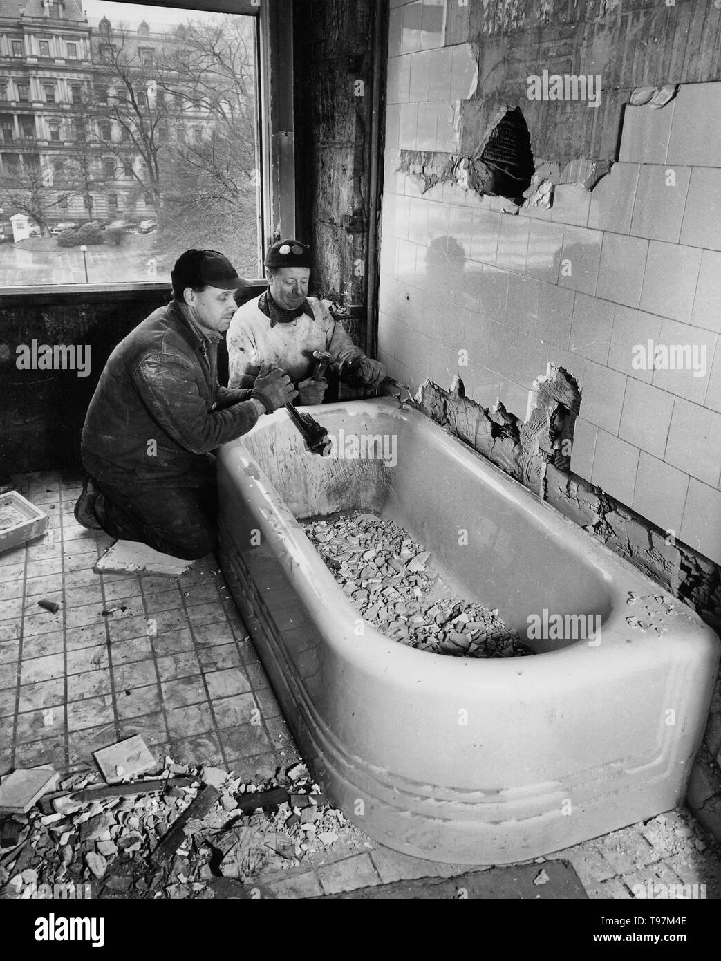 Vintage bathtub hires stock photography and images Alamy
