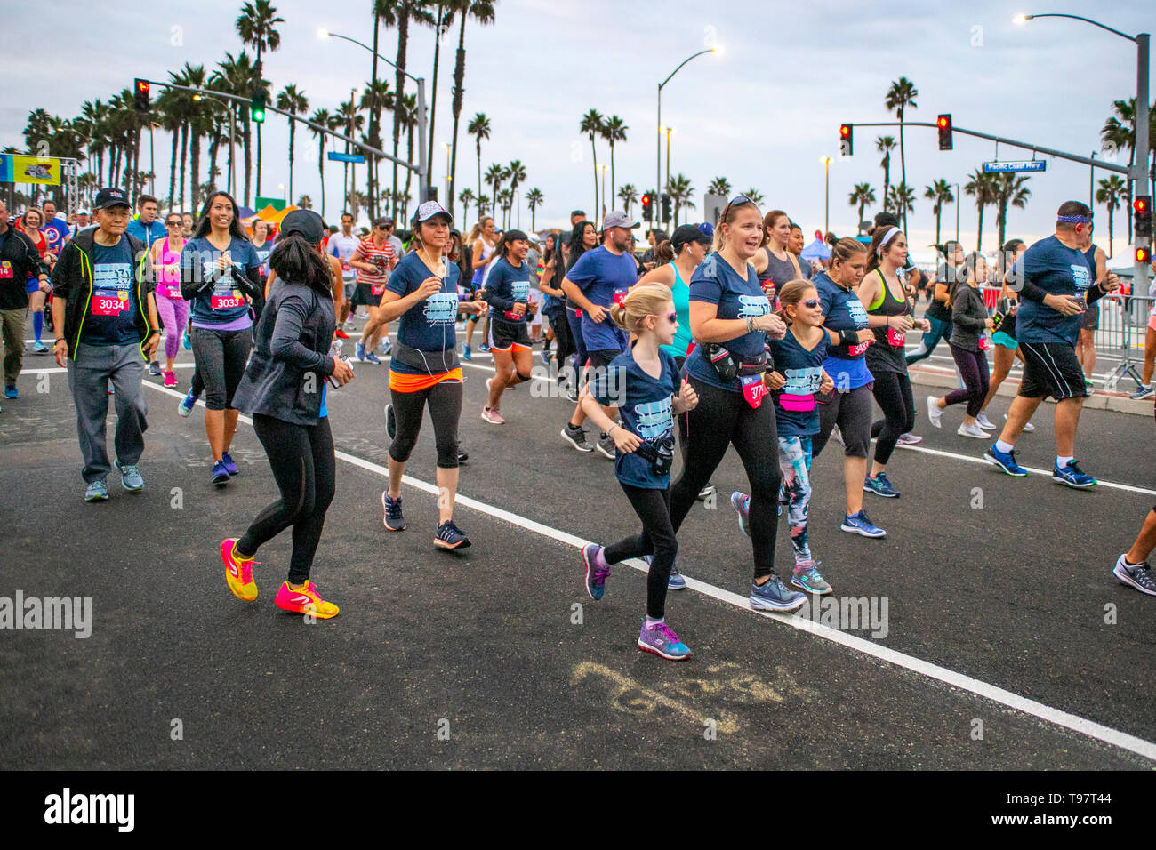 A Mother And Her Two Daughters Joinn Hundreds Of Other Competitors At The Start Of An Early Morning 10k Foot Race In Huntington Beach Ca Stock Photo Alamy