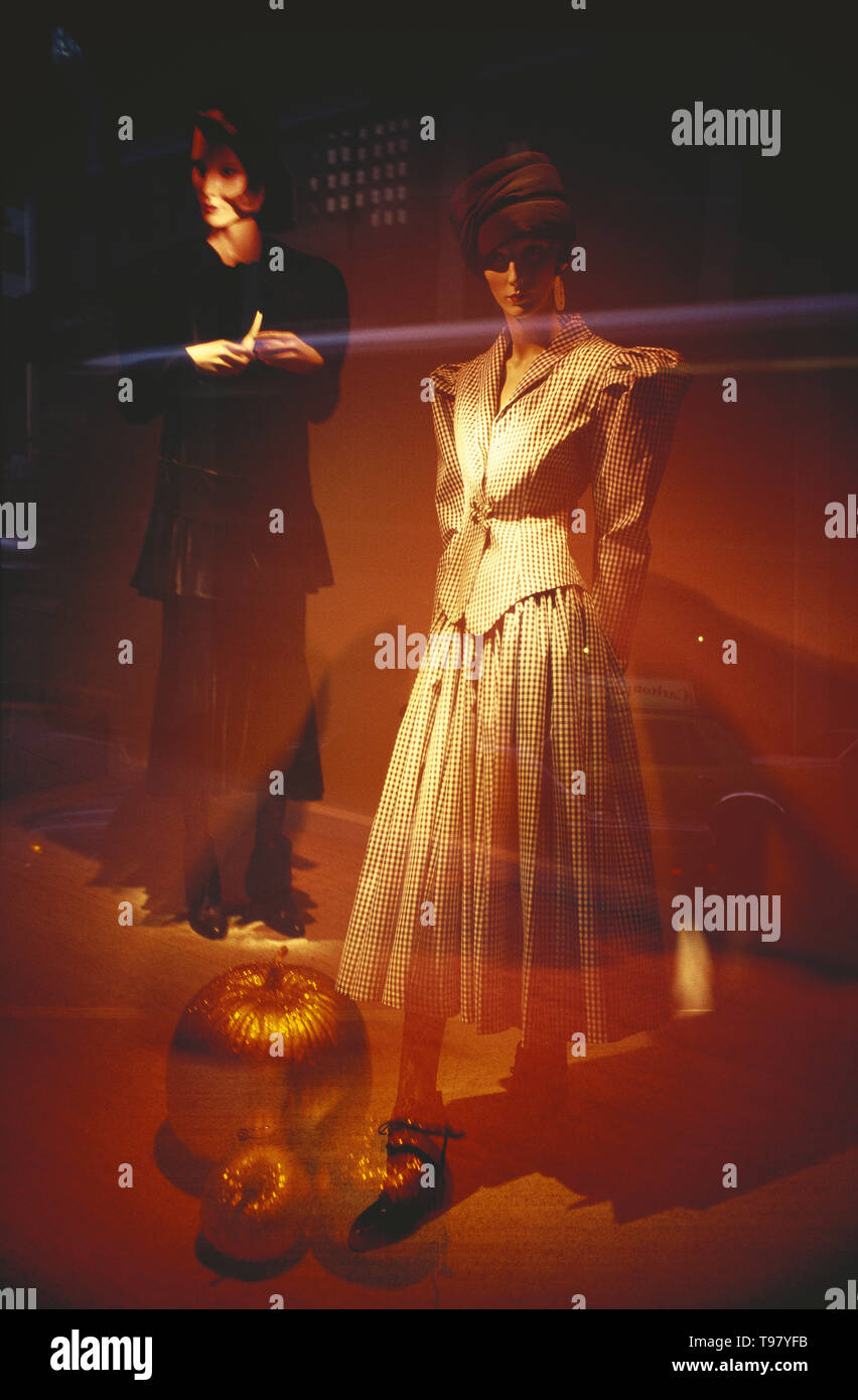 MANNEQUINS IN THE WINDOW OF SAK'S FIFTH AVENUE, NEW YORK, USA Stock Photo