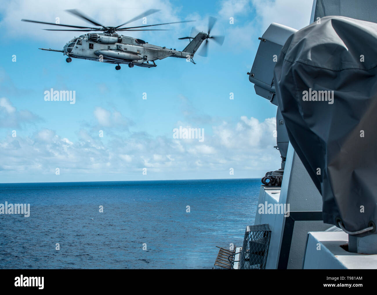190513-M-QS181-0084 PACIFIC OCEAN (May 13, 2019) U.S. Marines with Marine Aircraft Group (MAG) 24 depart the San Antonio-class amphibious transport dock ship USS John P. Murtha (LPD 26) in a CH-53 Super Stallion. The Marines and Sailors of the 11th Marine Expeditionary Unit are conducting routine operations as part of the Boxer Amphibious Ready Group. (U.S. Marine Corps photo by Cpl. Jason Monty) Stock Photo