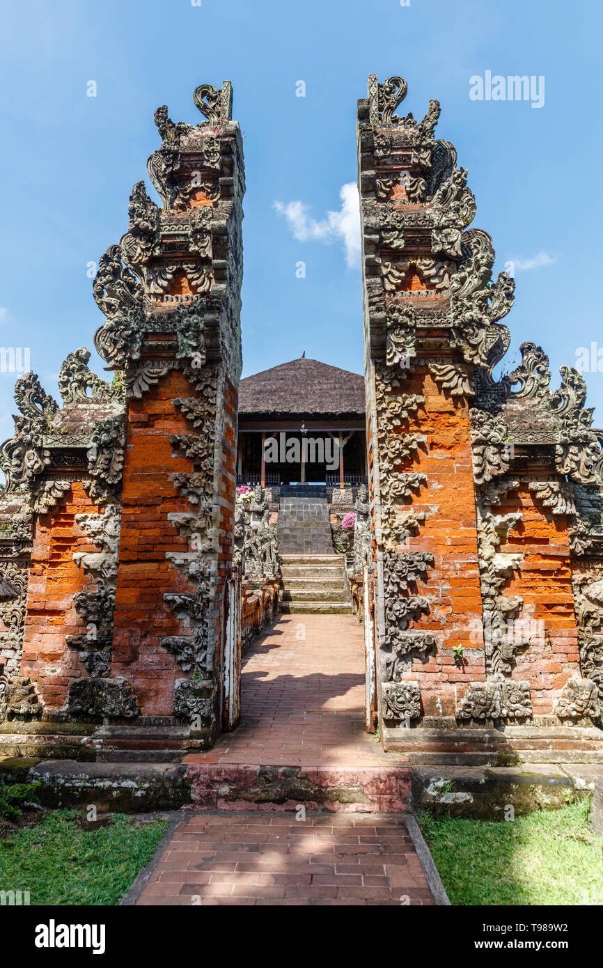 Carved stone gates cadi bentar at Bale Kembang (Floating pavilion) at Taman Gili Kertha Gosa, remains of a royal palace.  Semarapura, Klungkung, Bali Stock Photo