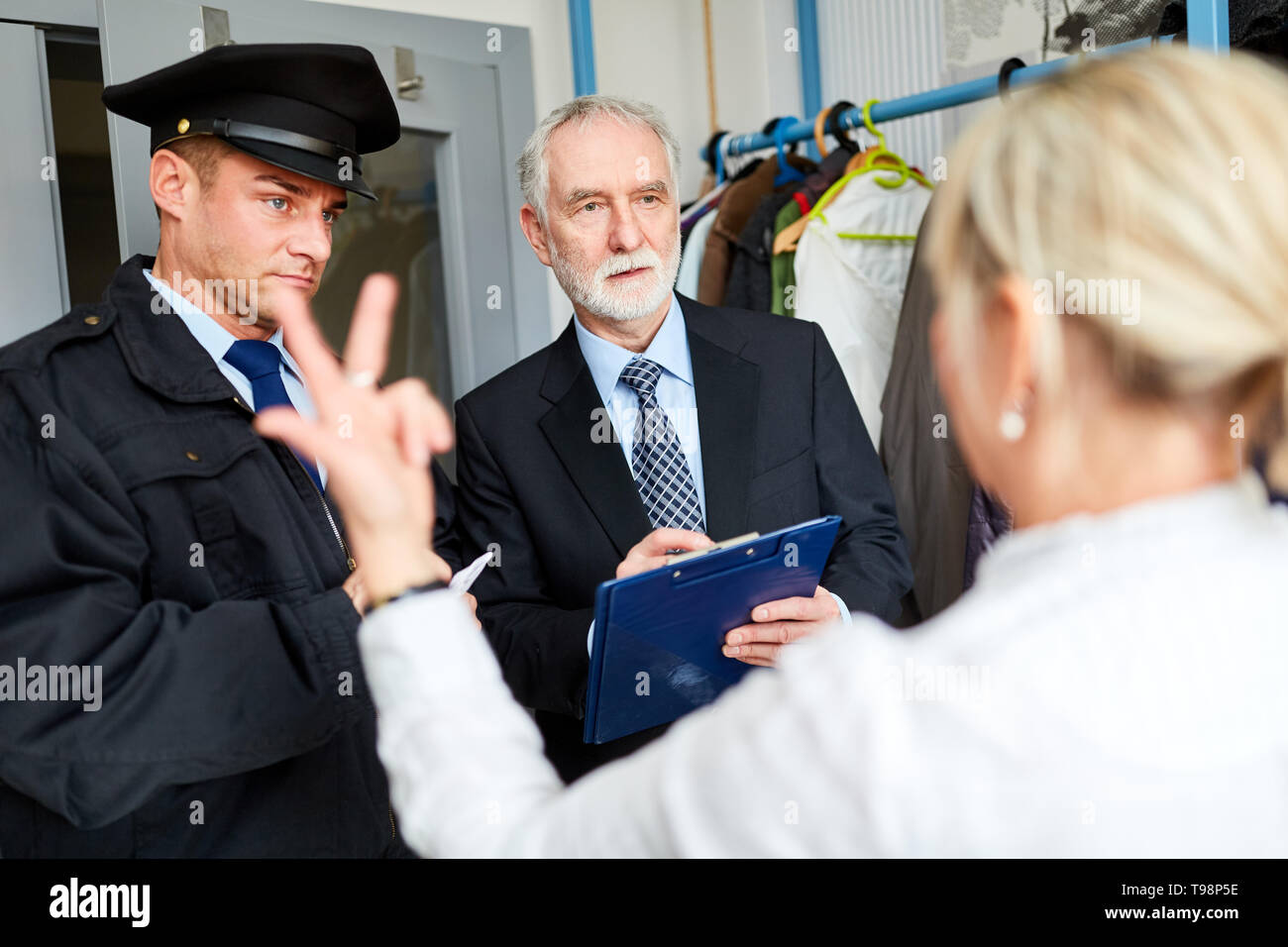 Victim makes offender description after attack against the police Stock Photo