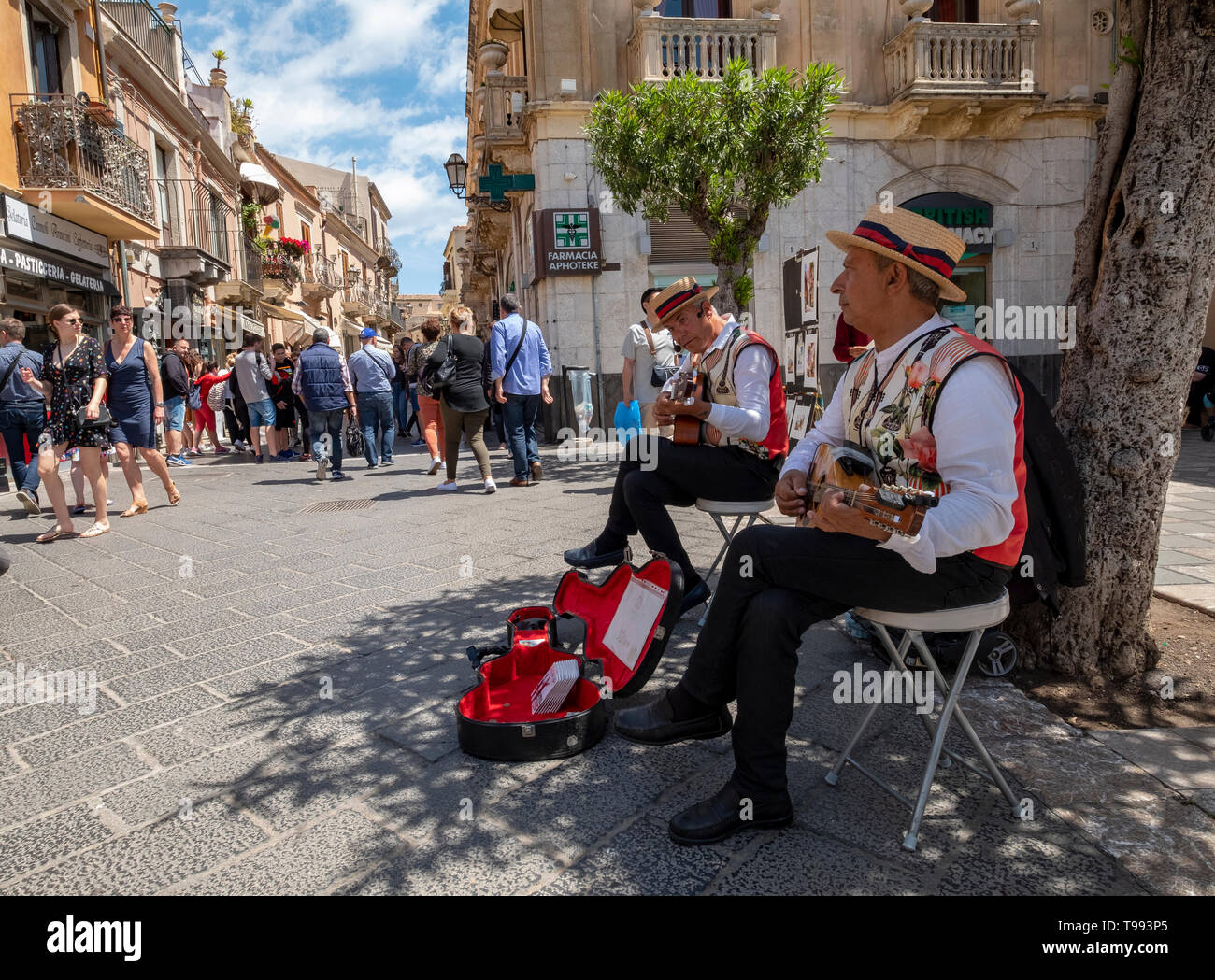 Street musicians play on the Corsa Umberto, Taormina, Sicily. Stock Photo