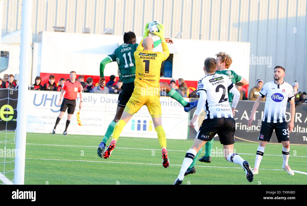 Dundalk GK Gary Rogers taking the ball off the head of an advancing JUNIOR OGEDI of Derry City FC   during the Airtricity League fixture between Dunda Stock Photo