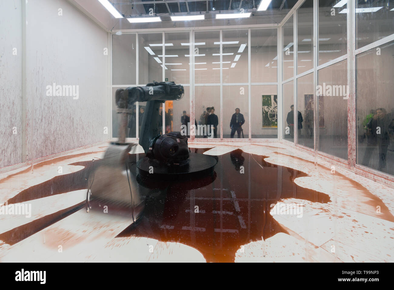 Sun Yuan & Peng Yu, Can't help myself, robotic arm, Giardini exhibition, 58th Venice Art Biennale 2019 Stock Photo