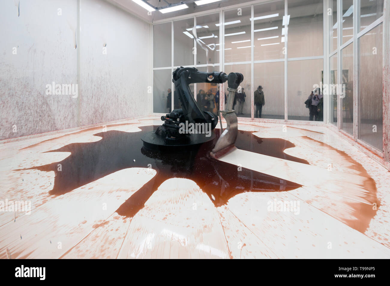 Sun Yuan & Peng Yu, Can't help myself, robotic arm, Giardini exhibition, 58th Venice Art Biennale 2019 Stock Photo