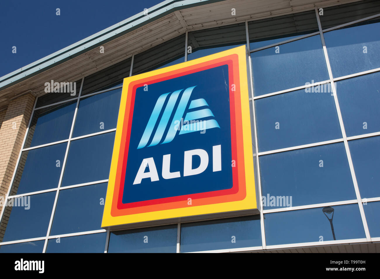 Aldi, Vale Retail Park, Llantrisant Stock Photo Alamy