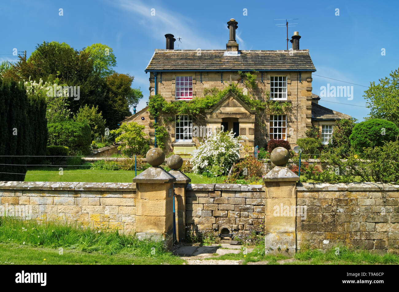 Uk Derbyshire Peak District Chatsworth Park Edensor Cottage Stock