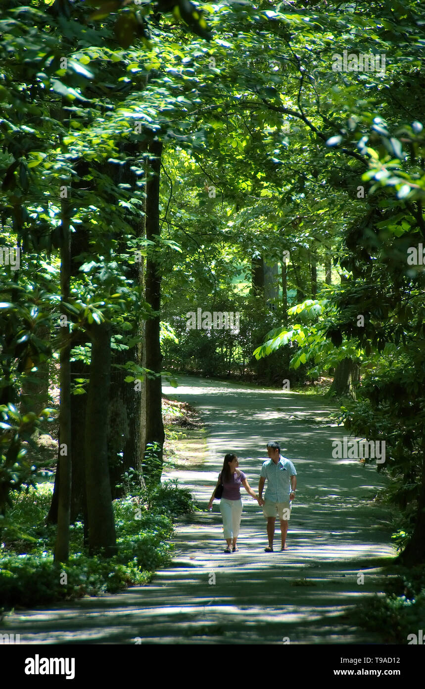 Memphis Tennessee Usa 2018 A Couple Walks On A Footpath At