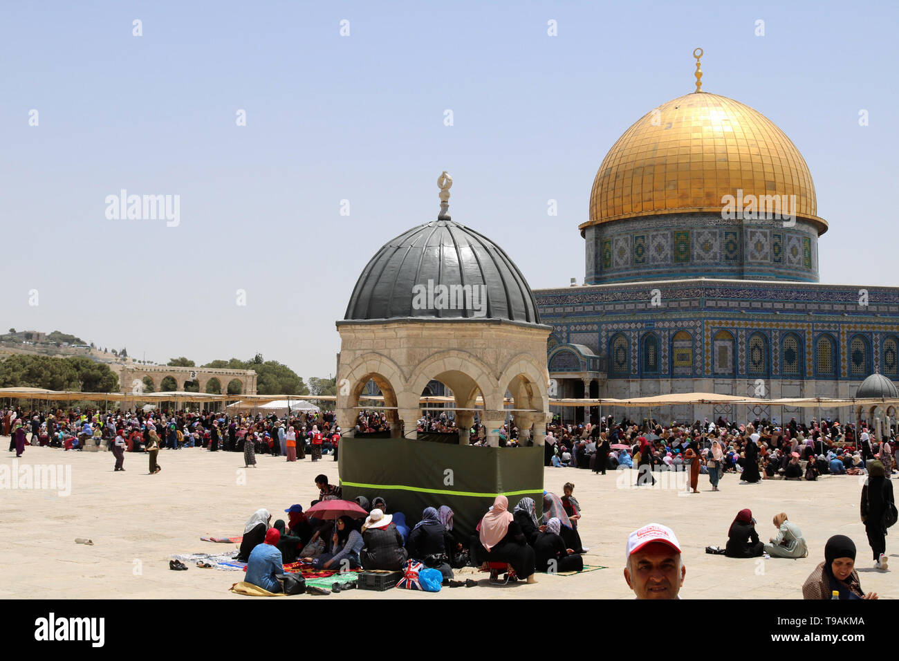 Jerusalem, Jerusalem, Palestinian Territory. 17th May, 2019. Palestinian Muslim worshipers attend Friday prayers durig the holy fasting month of Ramadan at al-Aqsa mosque compund, in Jerusalem's Old city, May 17, 2019 Credit: Abdalrahman Alami/APA Images/ZUMA Wire/Alamy Live News Stock Photo