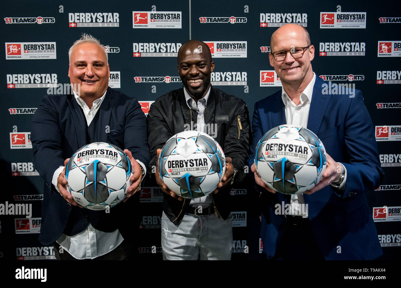 Hamburg, Germany. 17th May, 2019. Andreas Filipovic, Managing Director of Derbystar (l-r), Hans Sarpei, former football player and Andreas Nagel, Director for Sport and Young Talent at the German Football League (DFL) are looking at the new match ball from the manufacturer Derbystar for the 2019/20 Bundesliga season. Credit: Daniel Bockwoldt/dpa/Alamy Live News Stock Photo