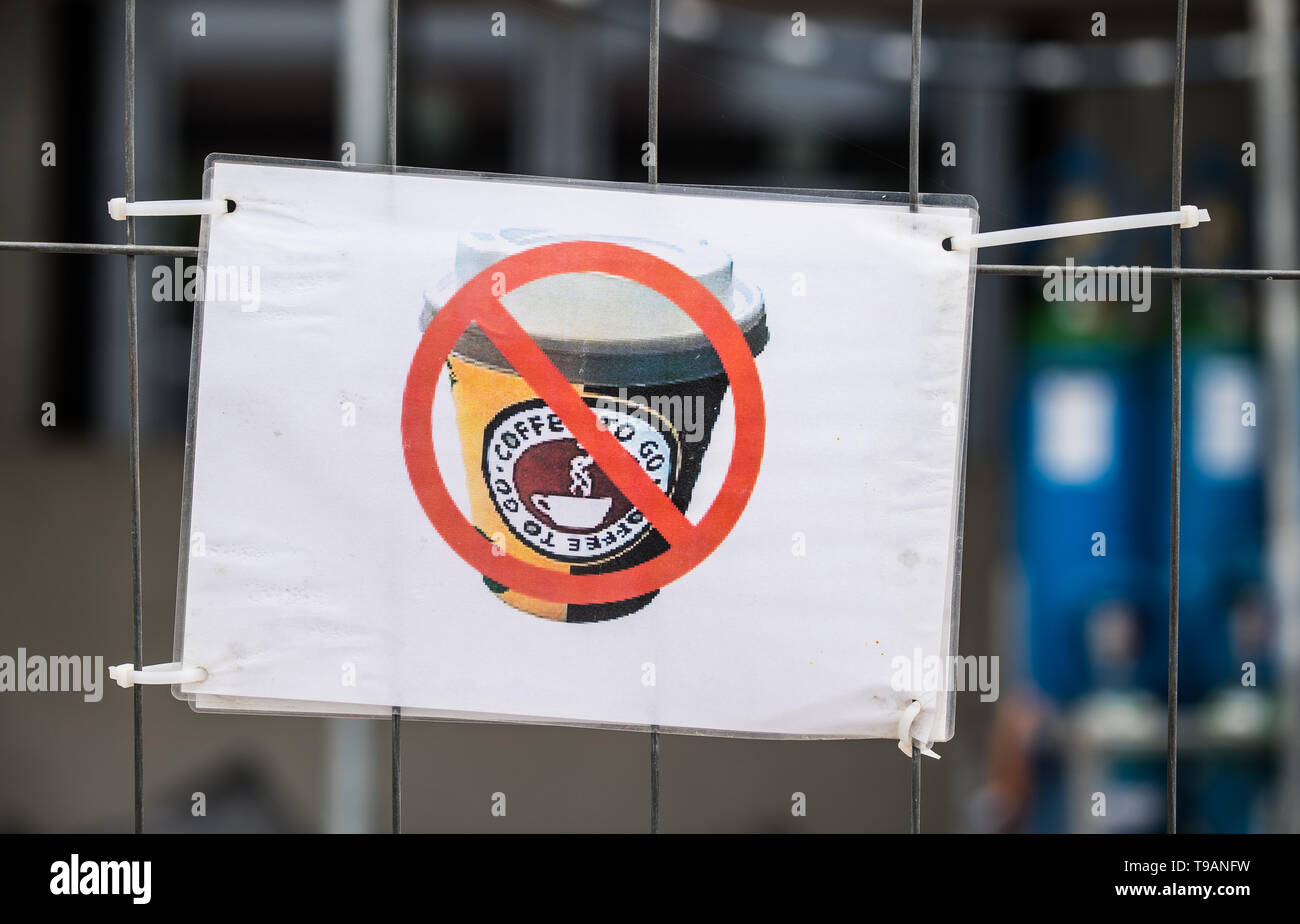 17 May 2019, Hessen, Frankfurt/Main: A notice with a crossed-out one-way cup hangs on a construction fence. According to the German Environmental Aid (DUH), around 2.8 billion disposable coffee cups are consumed in Germany every year. Photo: Andreas Arnold/dpa Stock Photo