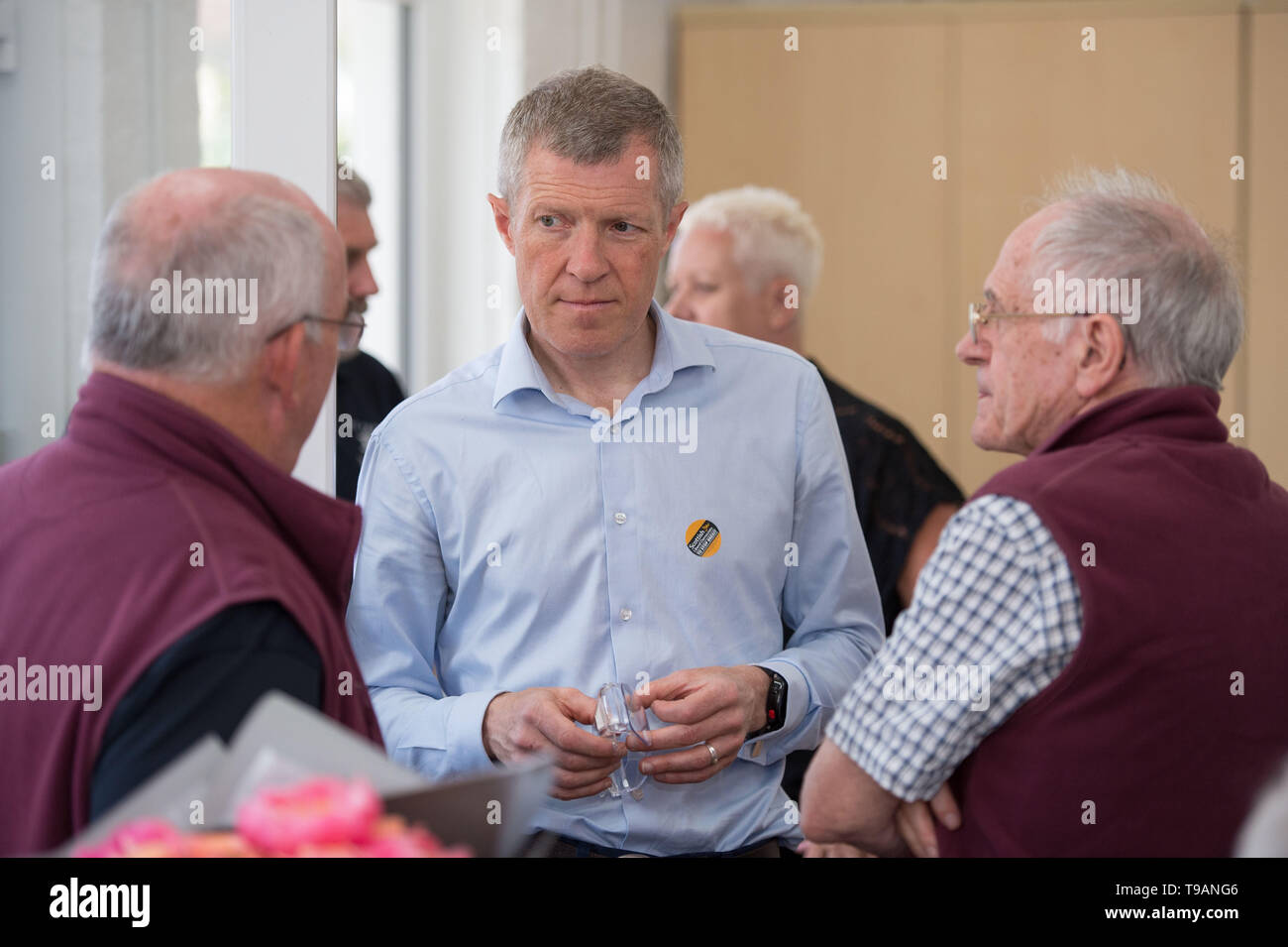 Glasgow, UK. 17 May 2019.  Pictured: Willie Rennie MSP - Leader of the Scottish Lib Dems.  During Mental Health Awareness week, Scottish Liberal Democrat Leader, Willie Rennie and Liberal Democrat Deupty Leader, Jo Swinson visit Milngavie & Bearsden's Men's Shed mental health initiative to highlight the issues we should be focusing on instead of Brexit.   Willie Rennie said, “We need to put a stop to Brexit and the SNP’s plans for constitutional chaos so we can focus on what matters; investing in education and people’s mental health and wellbeing”. Credit: Colin Fisher/Alamy Live News Stock Photo