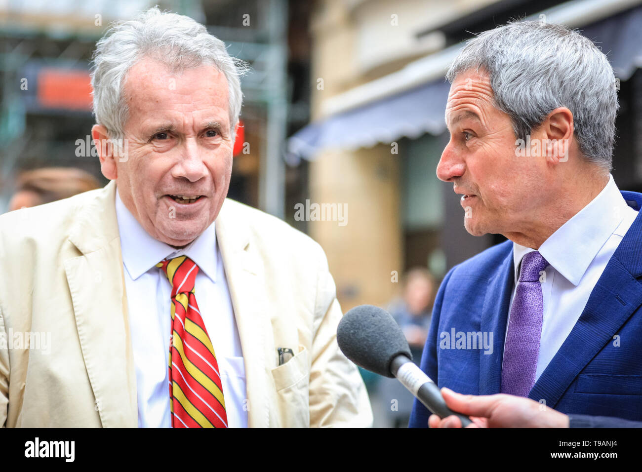 London, UK, 17th May 2019. Martin Bell (left) and Gavin Esler (right). Change UK (formerly the Independent Group) campaign in Argyll Street near Oxford Circus in Central London, as part of their European Elections efforts. Chuka Umunna MP, former war correspondent and independent MP Martin Bell, Change UK MEP candidate Gavin Esler, and Change UK MEP candidates for London hand out leaflets and chat to the public as part of the EU Election campaign. Credit: Imageplotter/Alamy Live News Stock Photo