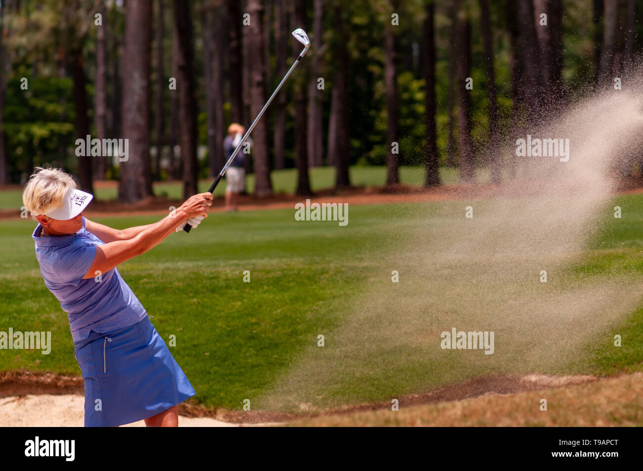 Southern Pines, North Carolina, USA. 17th May, 2019. May 17, 2019 - Southern Pines, North Carolina, US - TRISH JOHNSON of England plays a shot from a bunker on the first hole during the second round of the USGA's 2nd U.S. Senior Women's Open Championship at Pine Needles Lodge & Golf Club, May 17, 2019 in Southern Pines, North Carolina. Johnson has 27 career victories on the Ladies European Tour, the LPGA, and Legends Tour. This is the sixth USGA Championship at Pine Needles dating back to 1989. Credit: Timothy L. Hale/ZUMA Wire/Alamy Live News Stock Photo