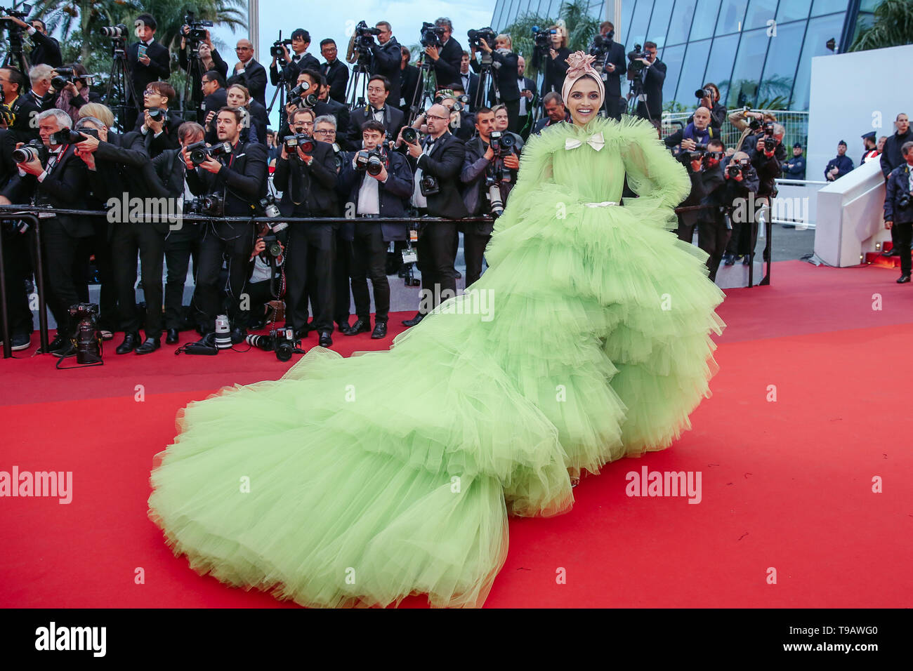 Cannes, France. 17th May, 2019. Indian actress Deepika Padukone poses on the red carpet for the premiere of the film 'Dolor y Gloria' at the 72nd Cannes Film Festival in Cannes, France, on May 17, 2019. The 72nd Cannes Film Festival is held here from May 14 to 25. Credit: Zhang Cheng/Xinhua/Alamy Live News Stock Photo